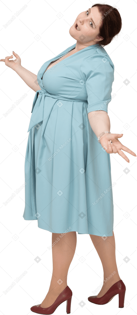 Vue latérale d'une femme en robe bleue montrant des signes v