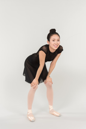 Giovane ballerina asiatica prendendo una pausa da una danza