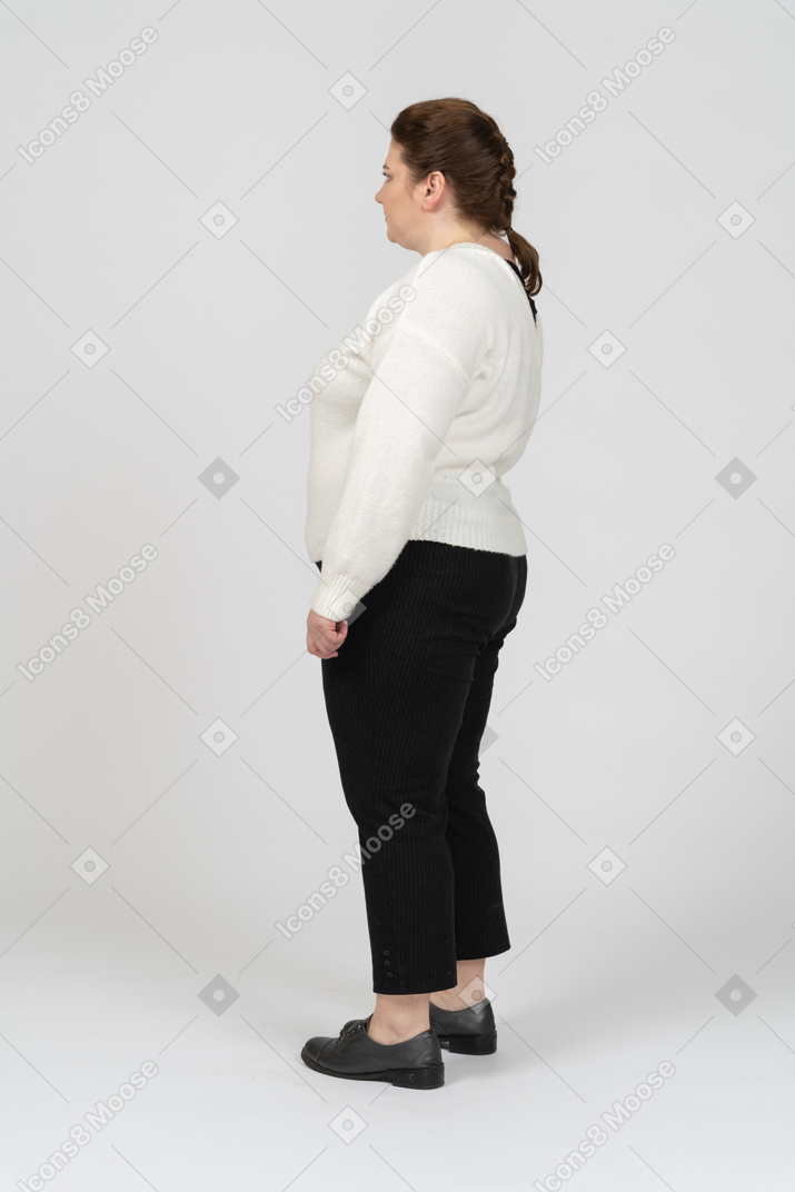 穿着白色毛衣的大码女人站在侧面