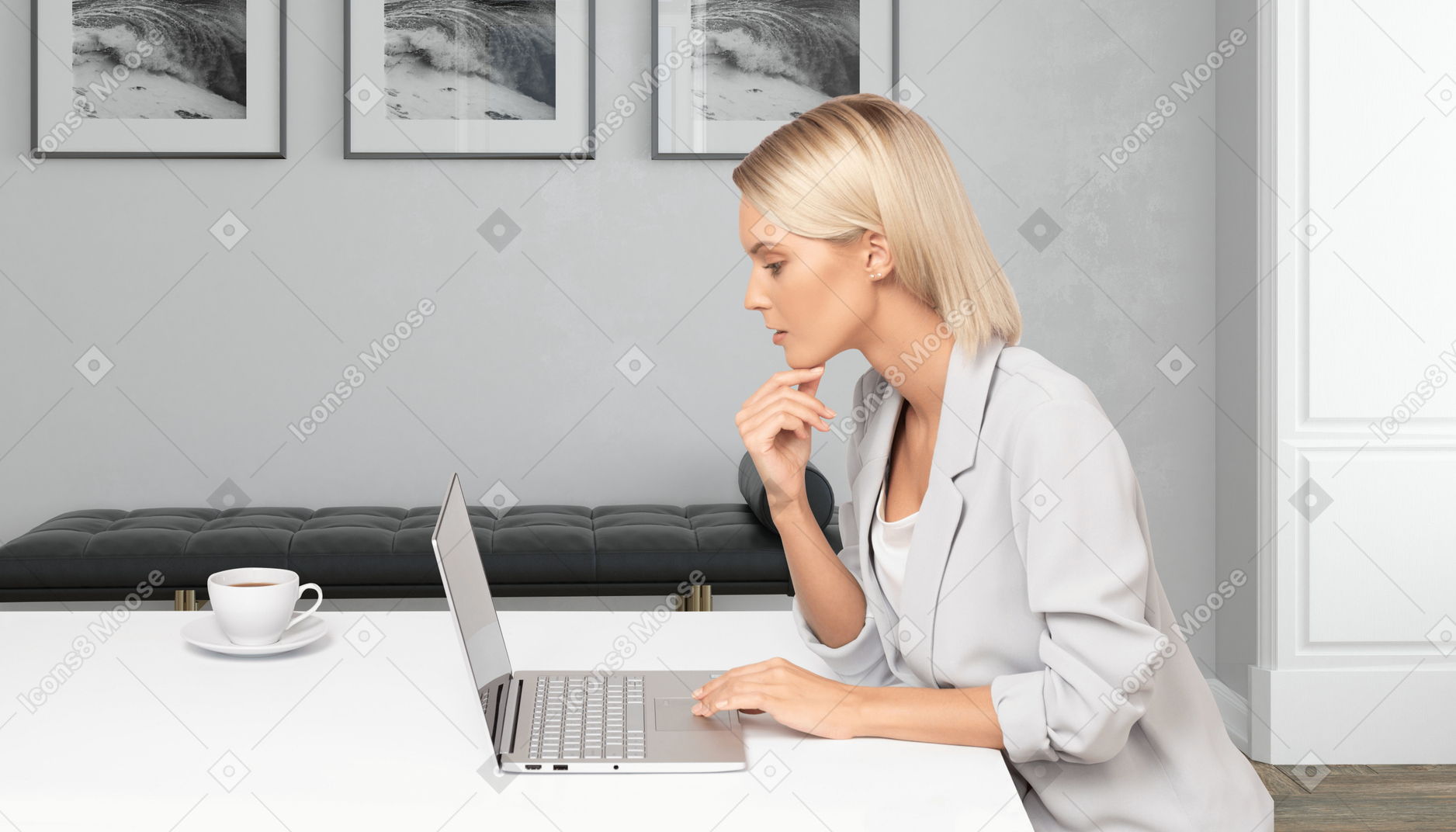 노트북 컴퓨터를 사용하여 테이블에 앉아 여자