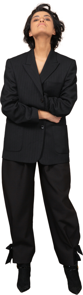 Vista frontal de uma empresária vestida de terno preto, cruzando as mãos e jogando a cabeça para trás