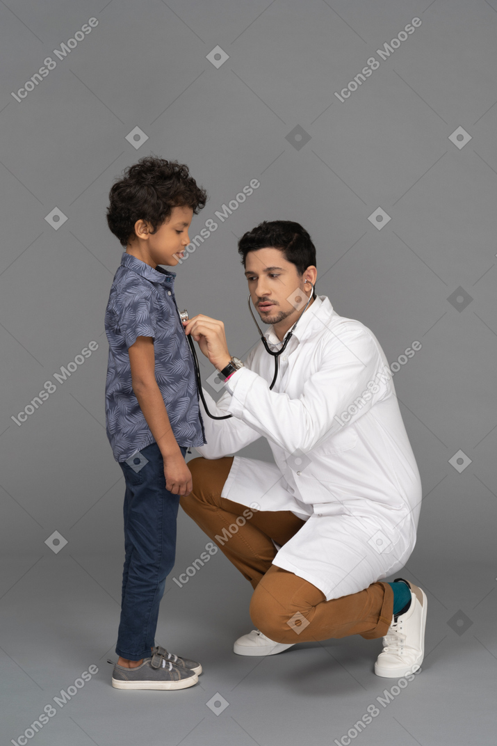 어린 아이를 검사하는 의사
