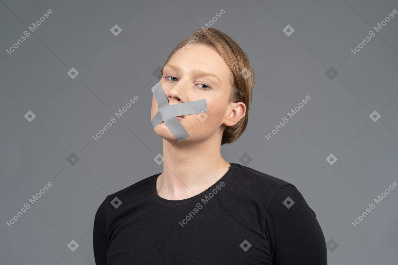 Vista de tres cuartos de la persona con cinta adhesiva en la boca