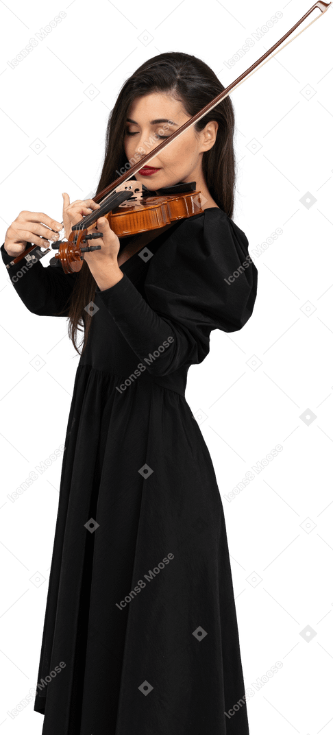 Primo piano di una giovane donna in abito nero a suonare il violino