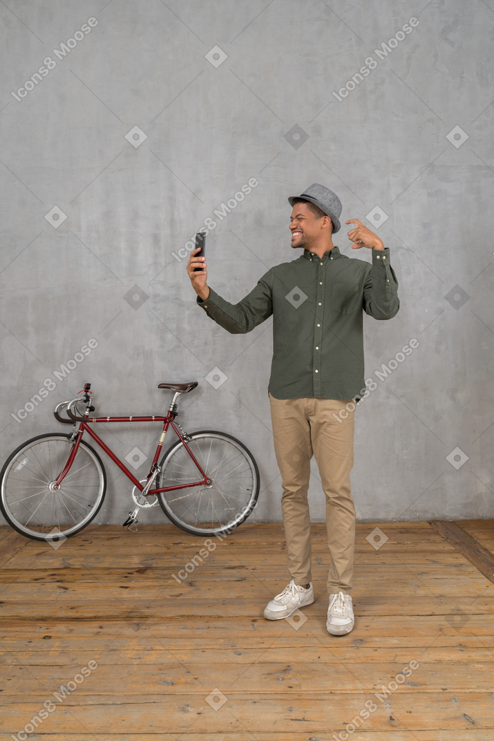 Mann mit smartphone-video-chat