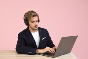 Apuesto joven en auriculares