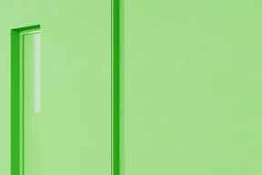 Parede verde com uma porta