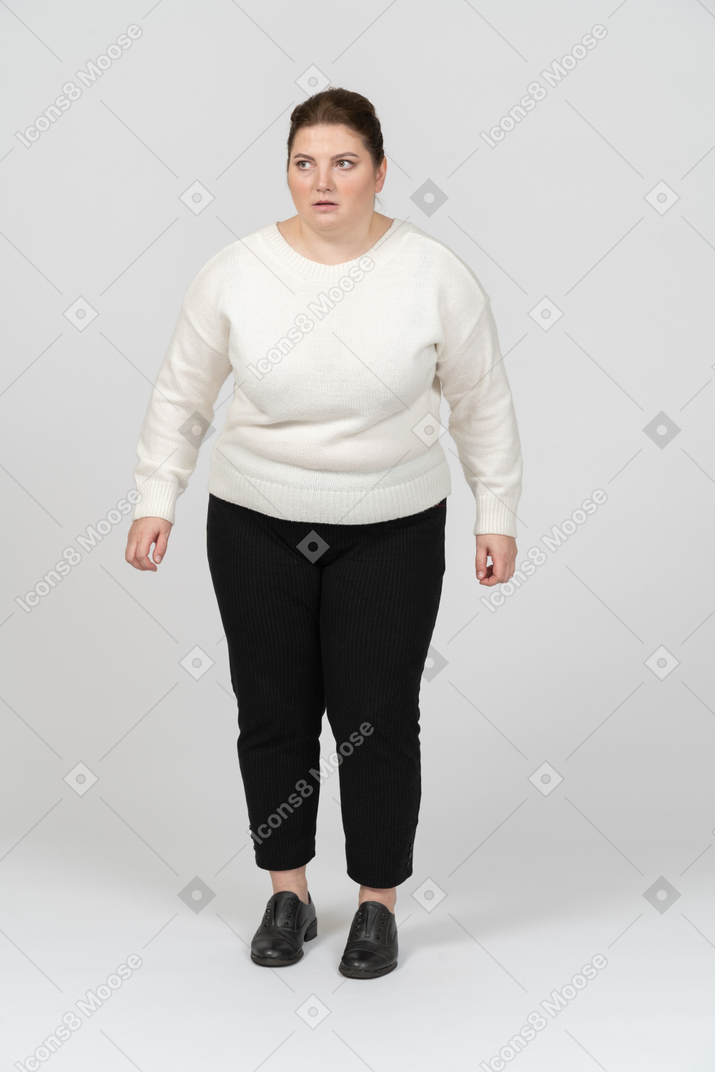 穿着便服的害怕的胖女人