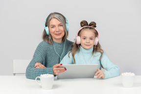 祖母和孙女一起使用数字平板电脑