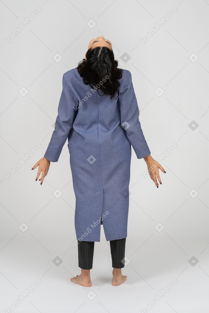 뒤로 기대어 코트를 입은 여성의 뒷모습