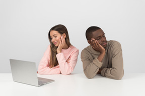 Pareja atractiva viendo algún show en línea juntos