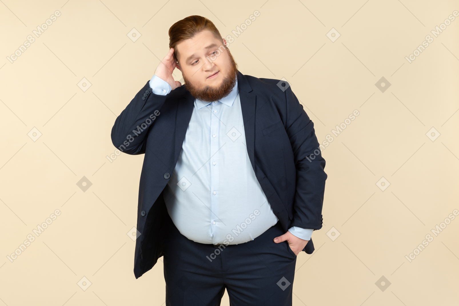 Pensativo jovem homem com excesso de peso de terno tocando seu cabelo e em pé com uma mão no bolso