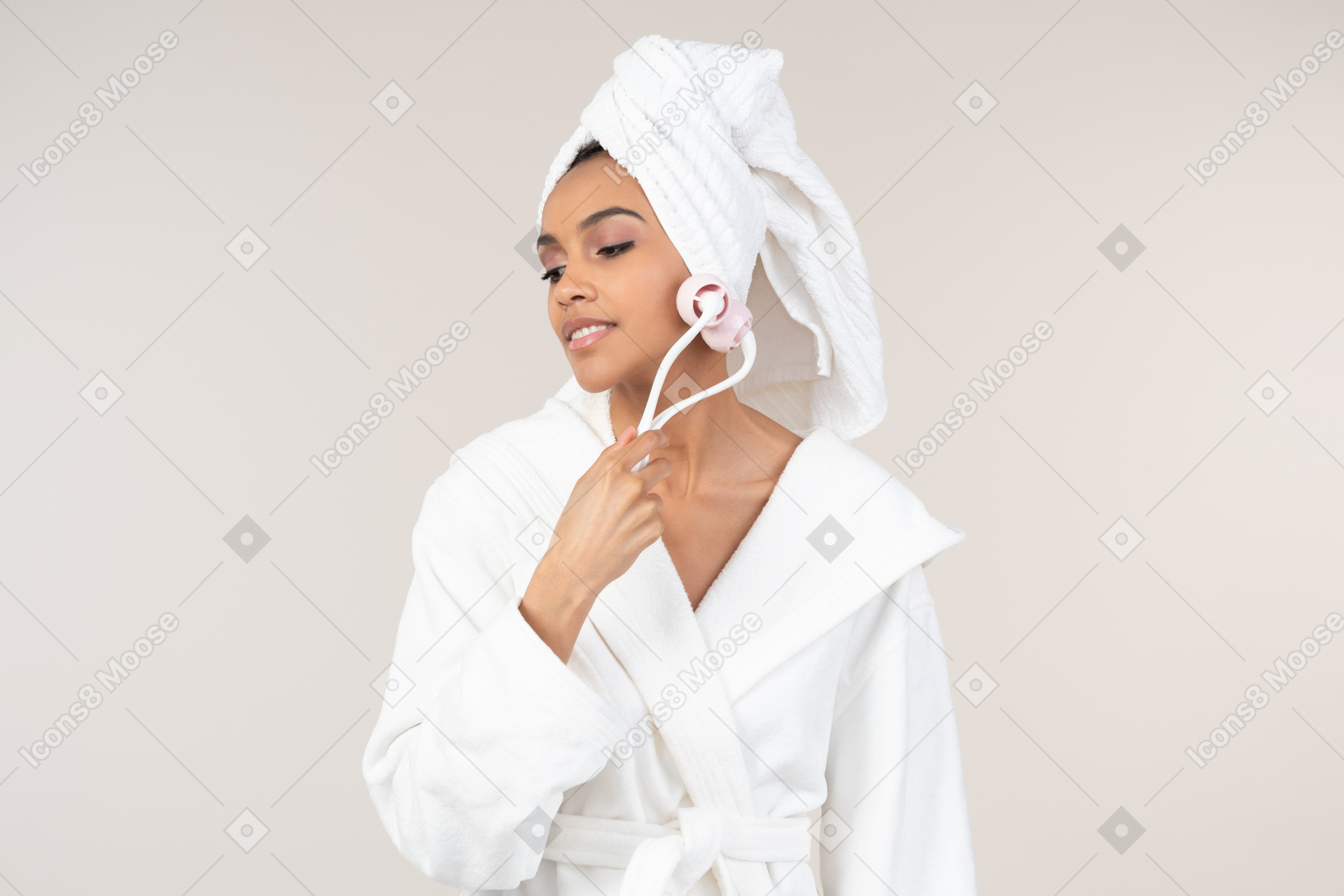 Donna di colore in accappatoio bianco e asciugamano testa godendo la sua routine di cura della pelle