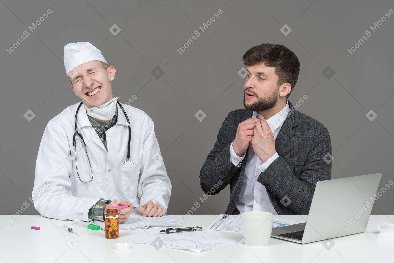 Un doctor riendo con su paciente