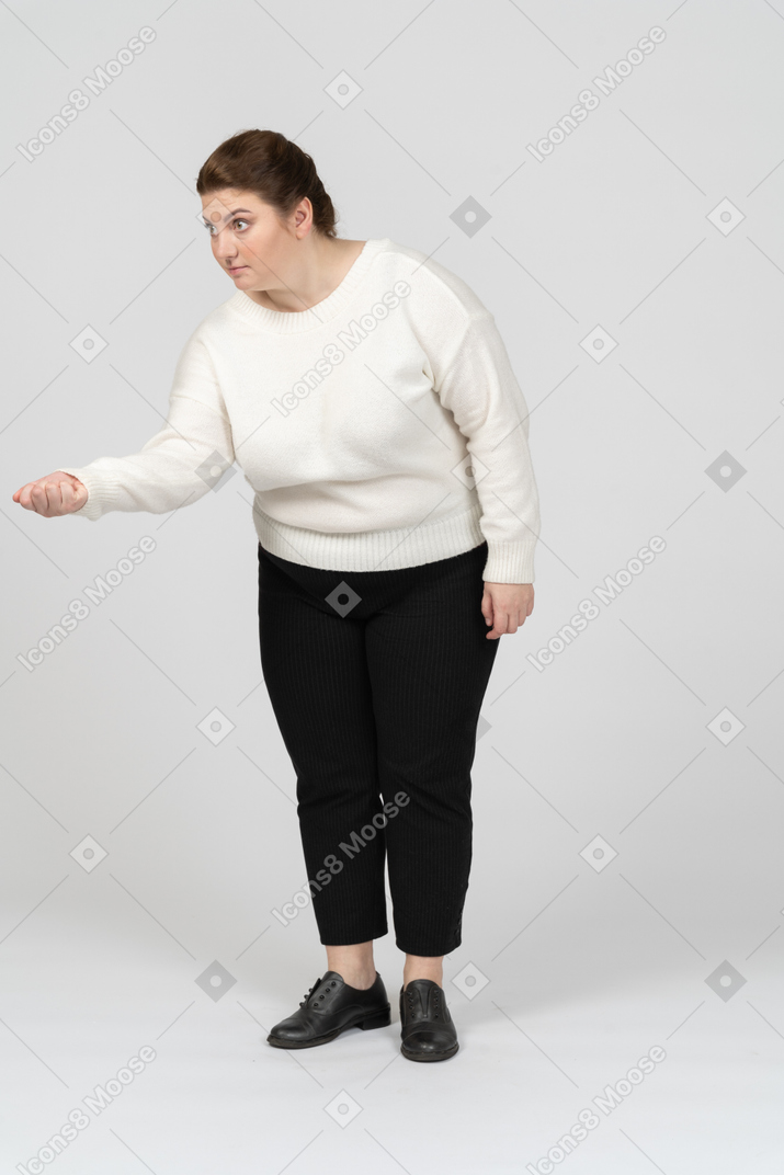 Vista frontal de uma mulher gorda em roupas casuais