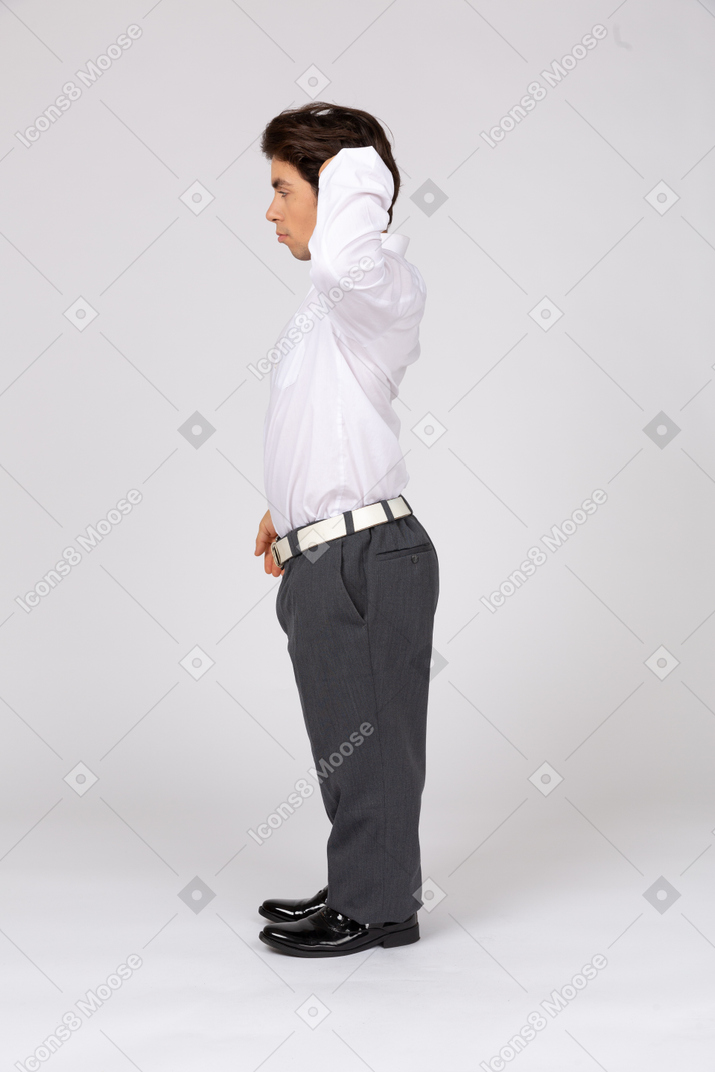 Vista lateral de un oficinista masculino saludando