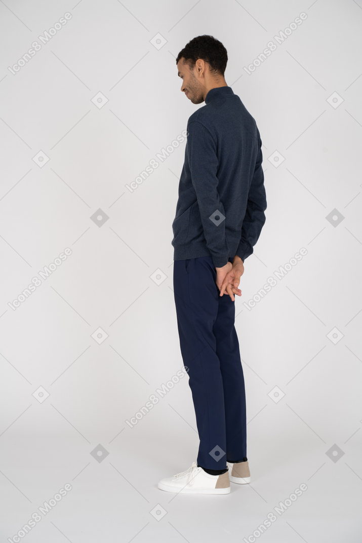 Homme en vêtements noirs debout