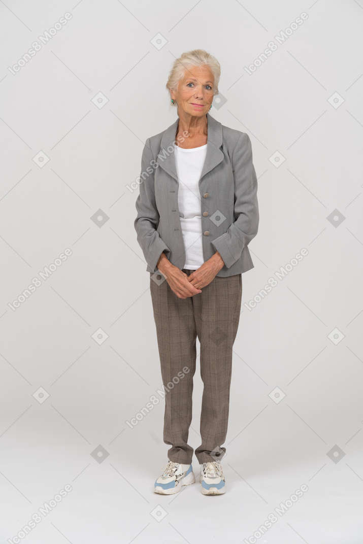 Vista frontal de una anciana feliz mirando a la cámara