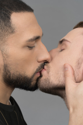 Close-up de dois jovens se beijando