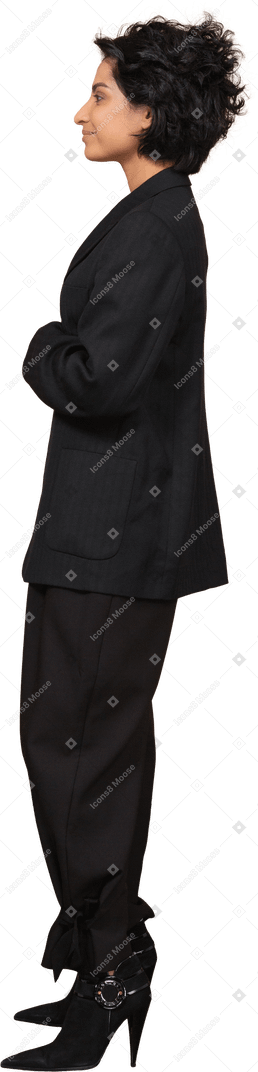 Vista lateral de una empresaria complacida en un traje negro