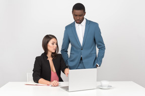 Colleghi coinvolti nella discussione di alcune cose di lavoro