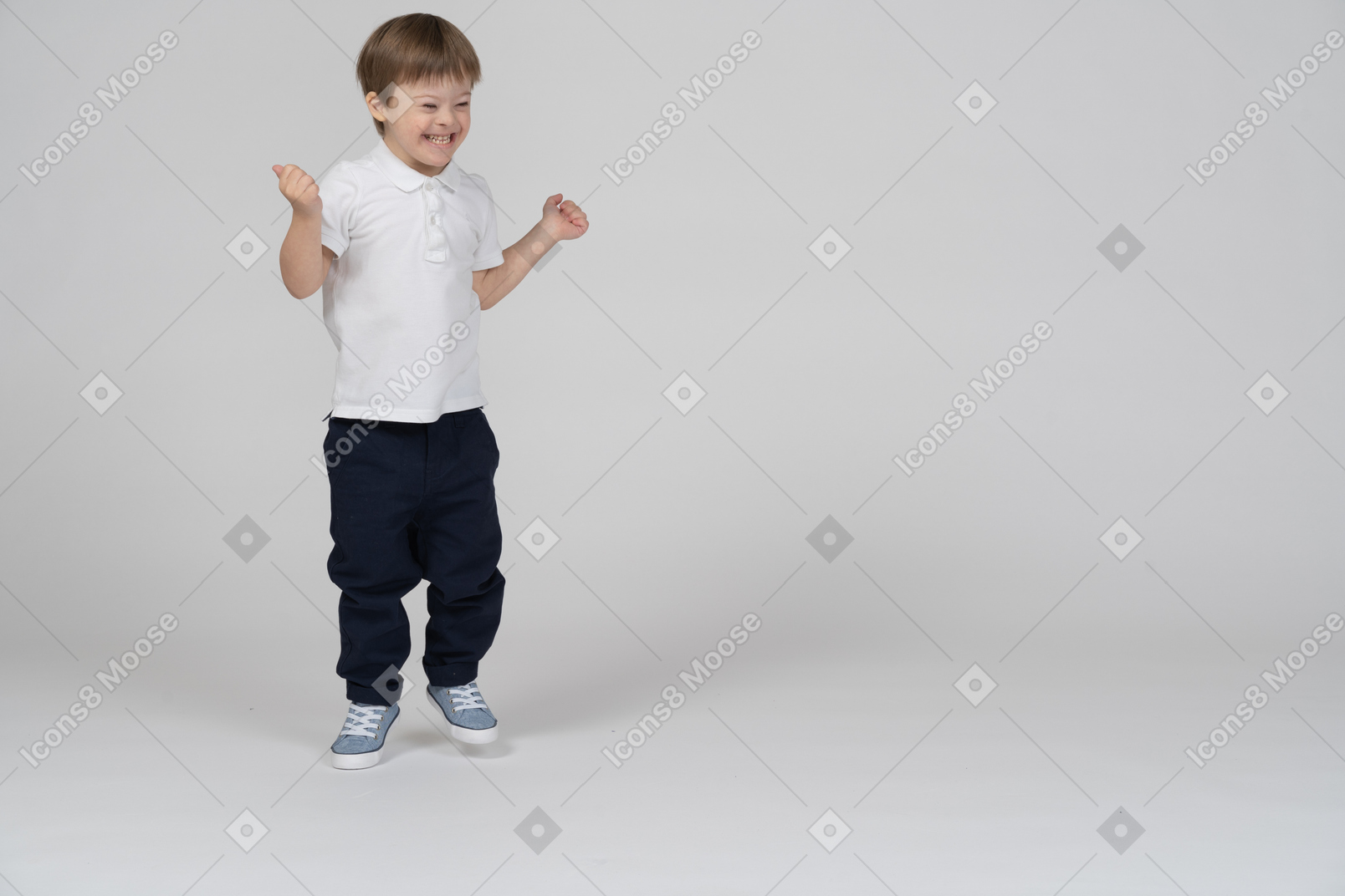 Vista frontal de un niño saltando y sonriendo alegremente