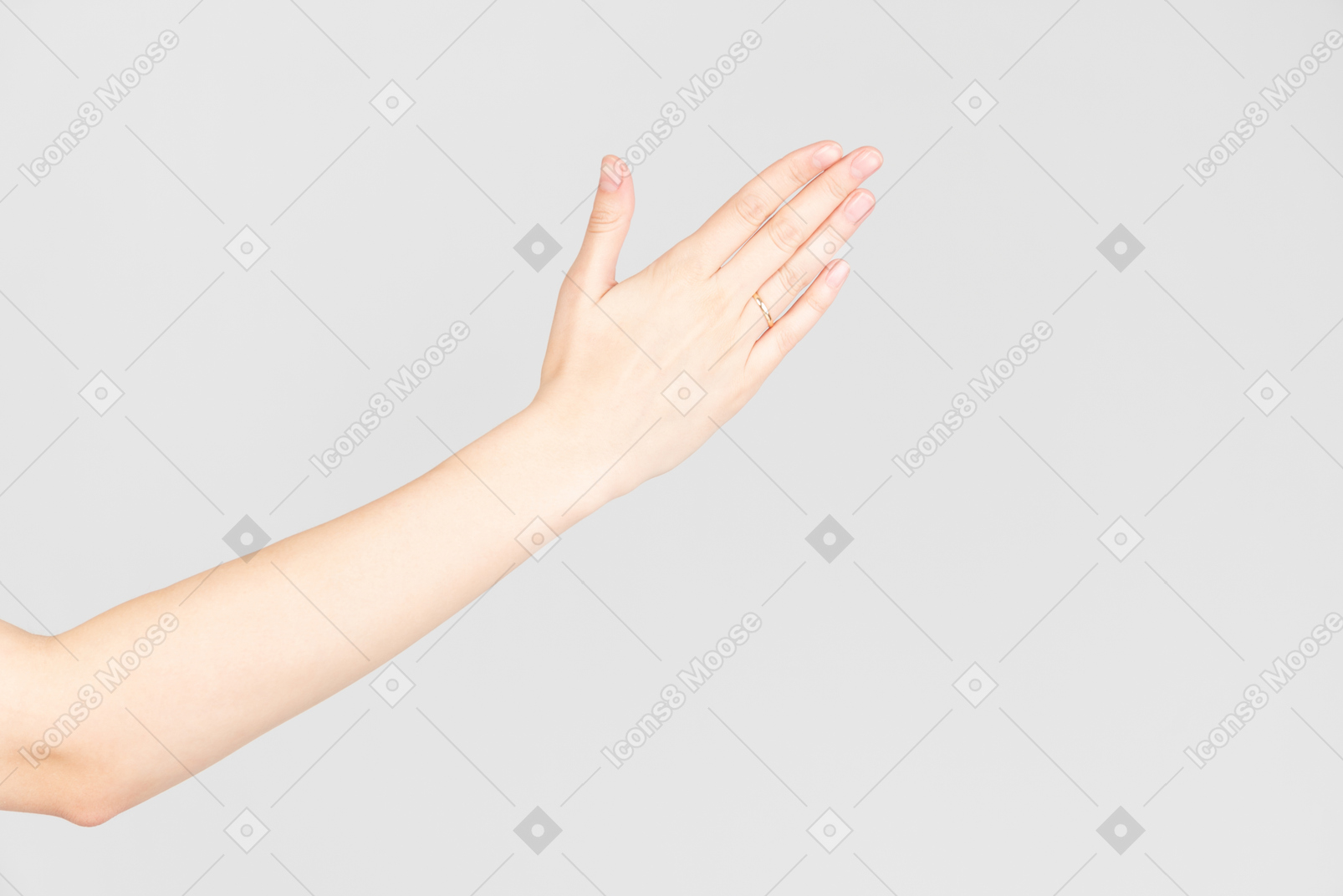 Weibliche hand mit ring drauf