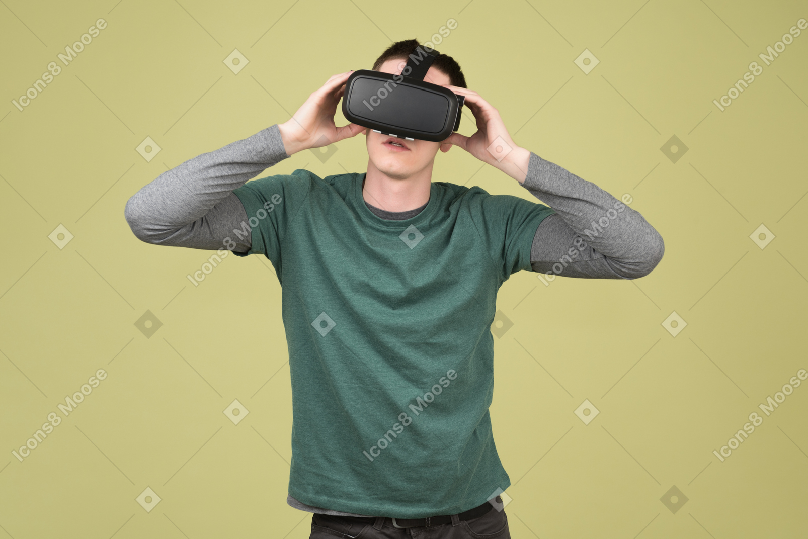 年轻男子戴着虚拟现实耳机
