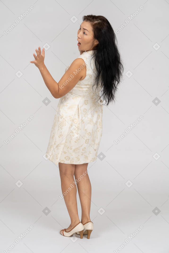 Mulher de vestido branco em pé