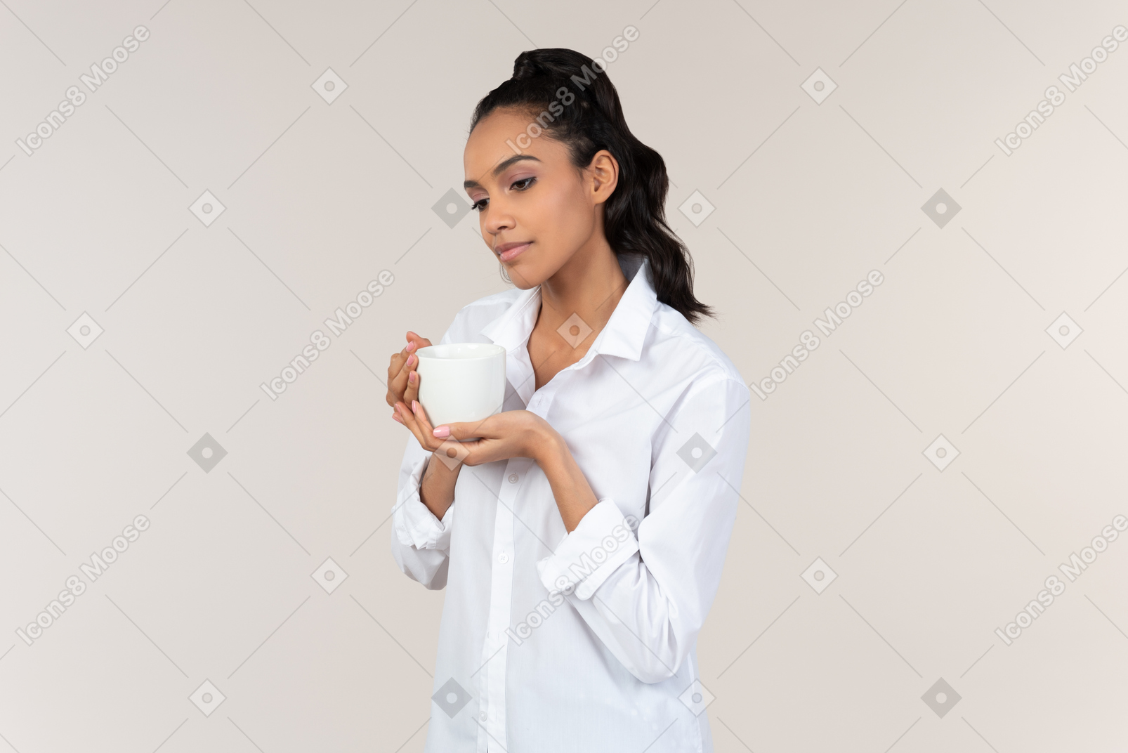 그녀의 아침 루틴을 하 고 흰 셔츠에 젊은 흑인 여성