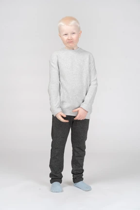 Algo le parece repugnante a este niño rubio