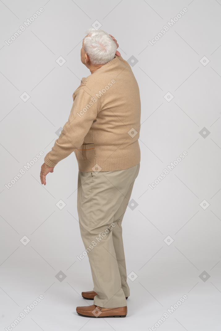 一位穿着休闲服的老人抬头仰望的侧视图