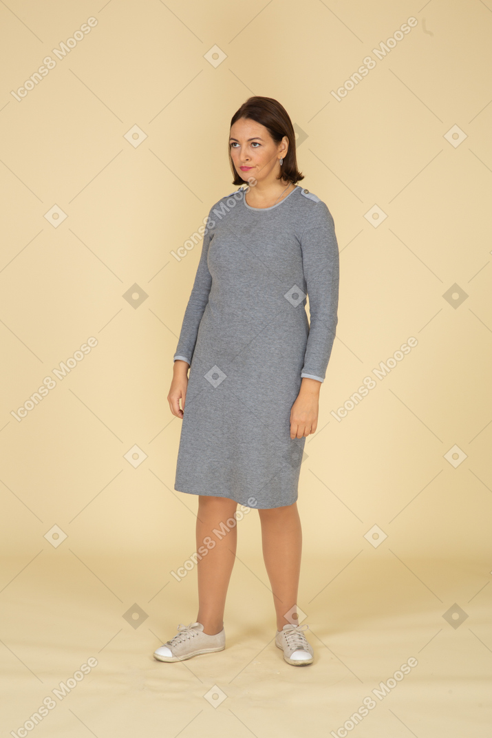 회색 드레스를 입은 여성의 전면 모습