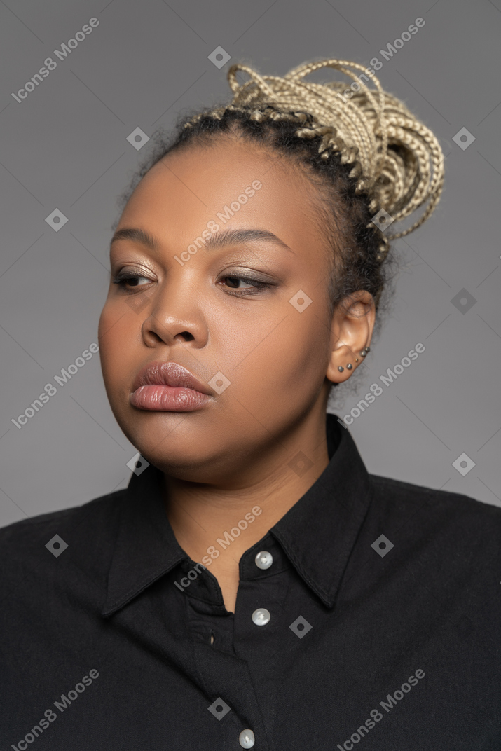 Retrato de uma mulher afro sem emoções