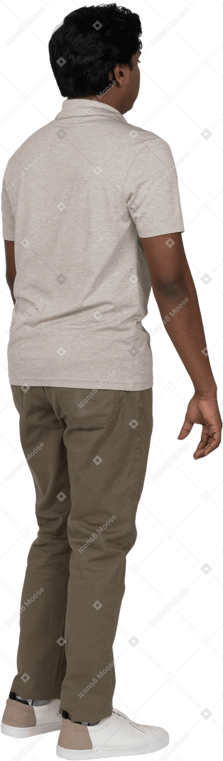 Hombre en ropa casual de pie