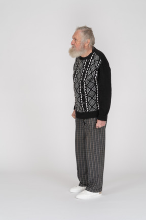 Vista lateral de um homem idoso em roupas casuais