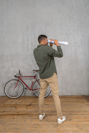 Uomo che guarda nel telescopio della mappa come