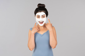 Excité à la recherche de femme avec masque facial blanc sur