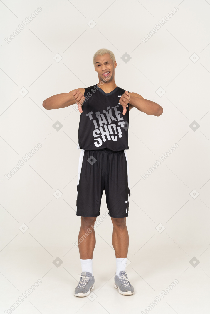 親指を下に見ている若い男性のバスケットボール選手の正面図