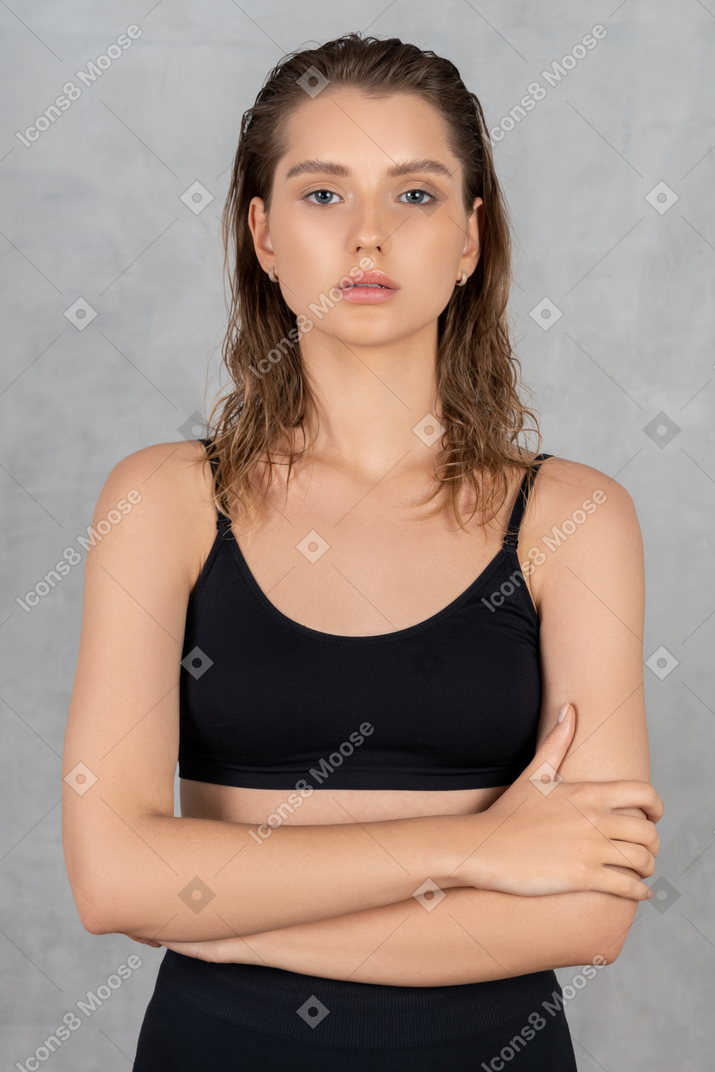 Vista frontal de una mujer joven y atractiva mirando a la cámara