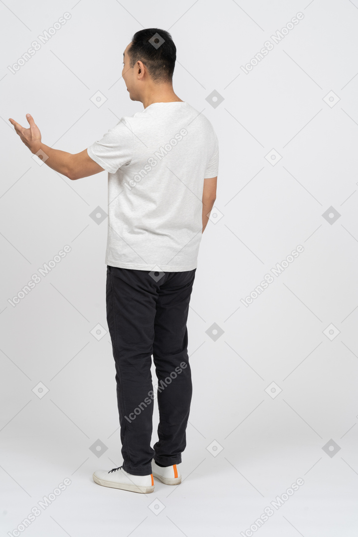 Man in casual clothes explaining something