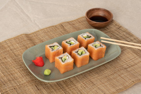 Um conjunto de rolos de sushi em uma bandeja