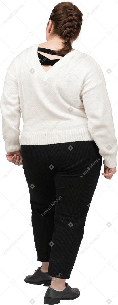 立っている白いセーターのふっくらした女性