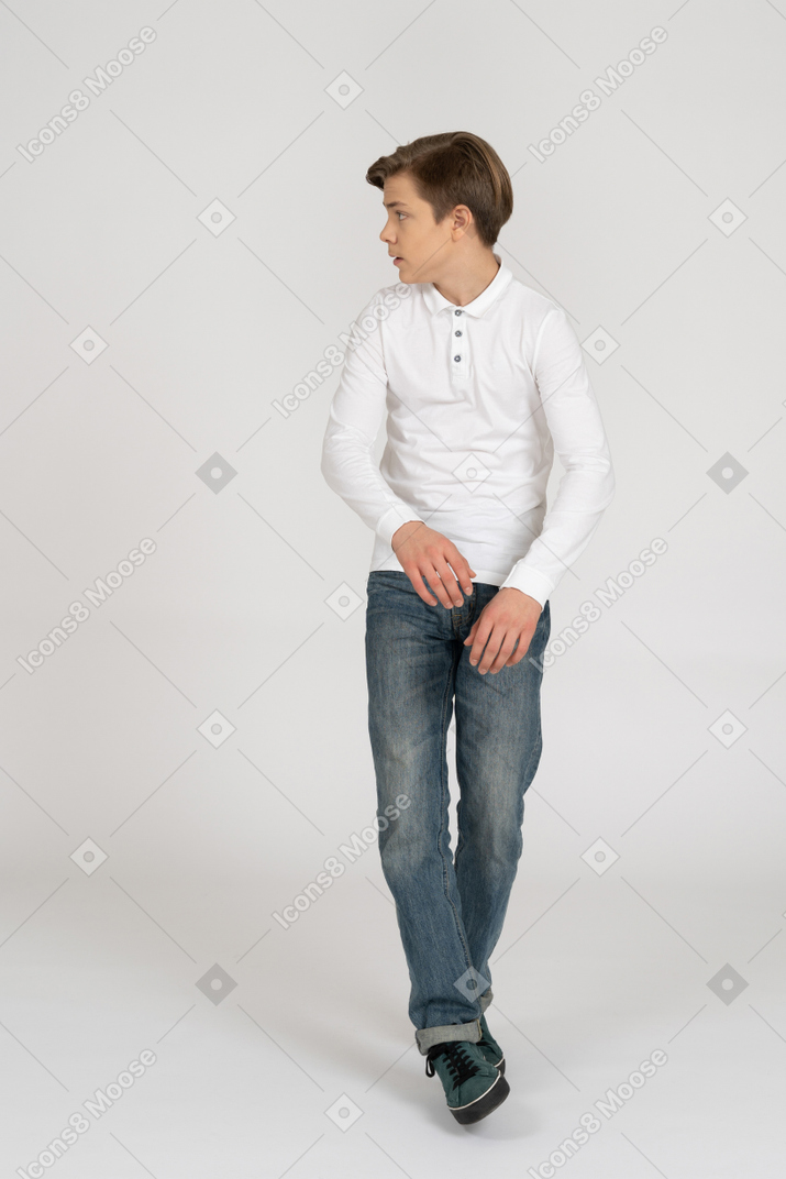 Giovane uomo in abiti casual in piedi