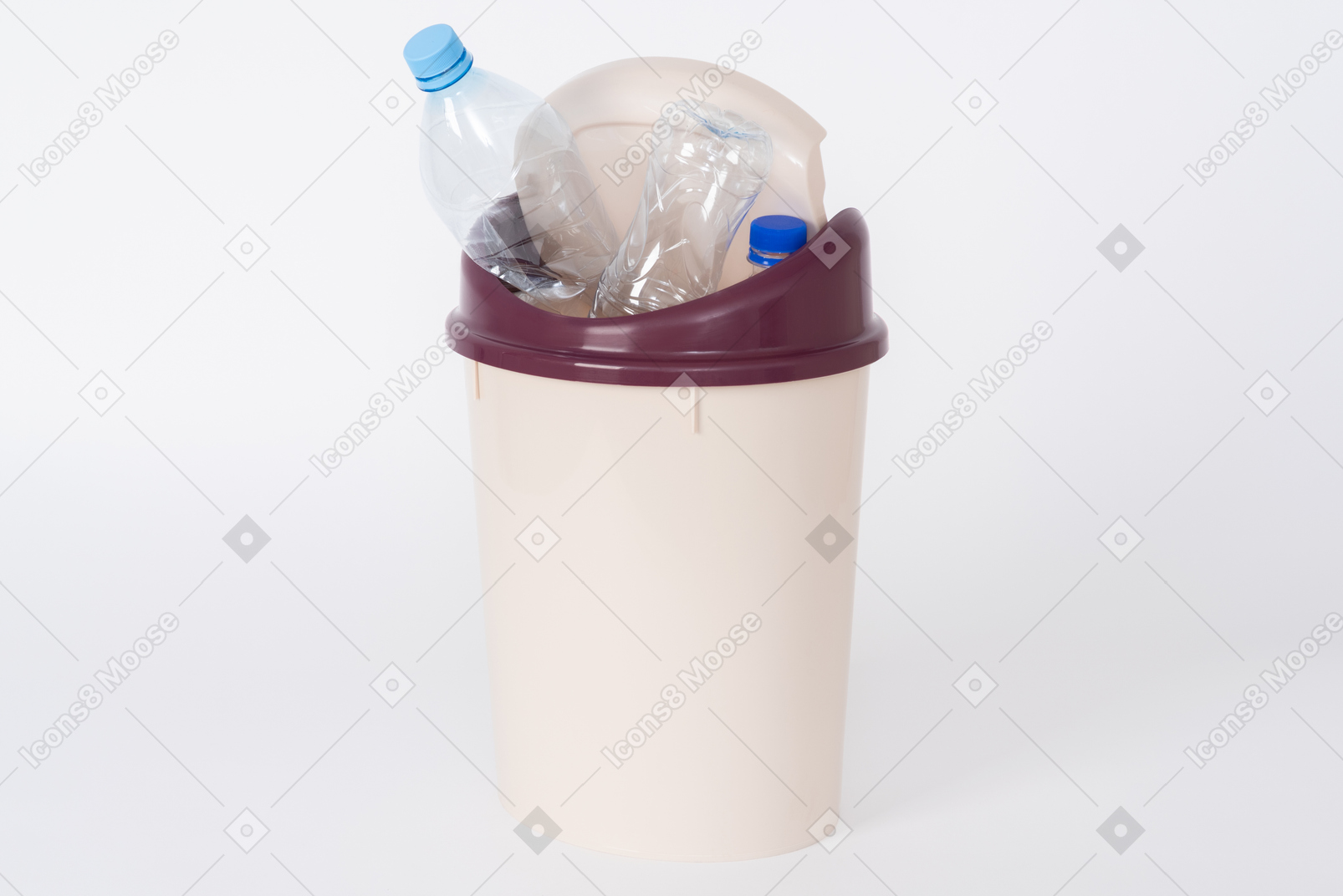 ペットボトルがいっぱい入った茶色のプラスチック製ゴミ箱