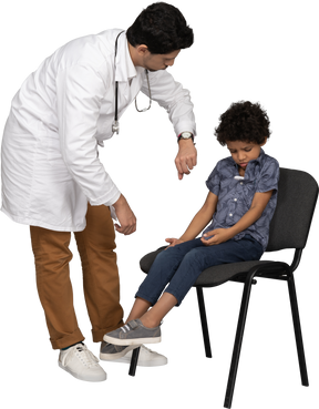 어린 아이를 검사하는 의사