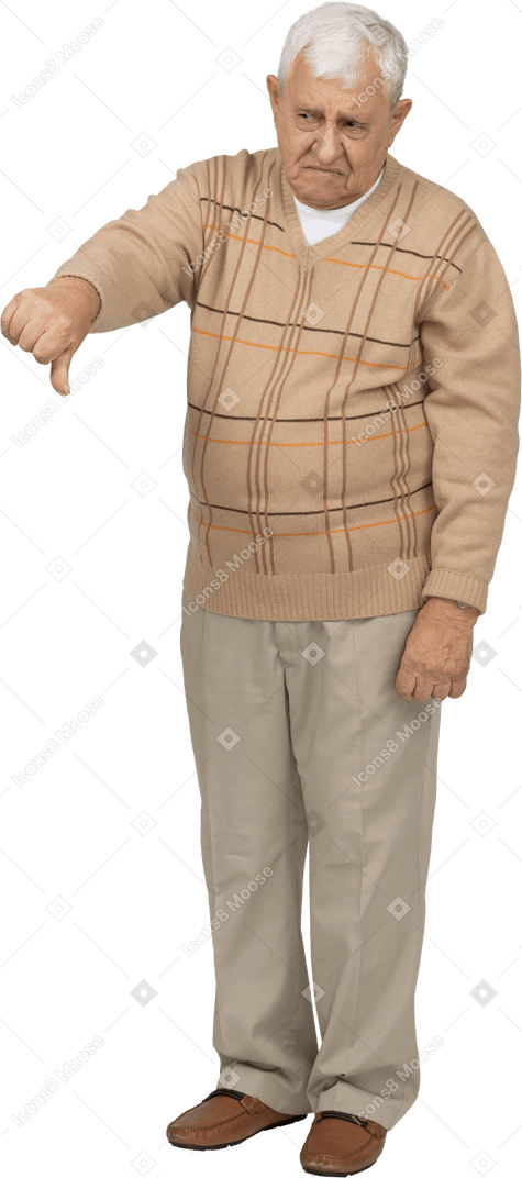 Вид спереди грустного старика в повседневной одежде, показывающего большой палец вниз
