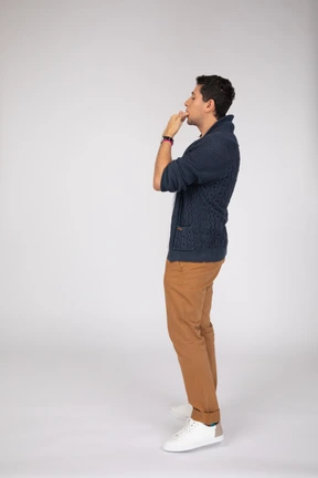 Uomo in abiti casual in piedi