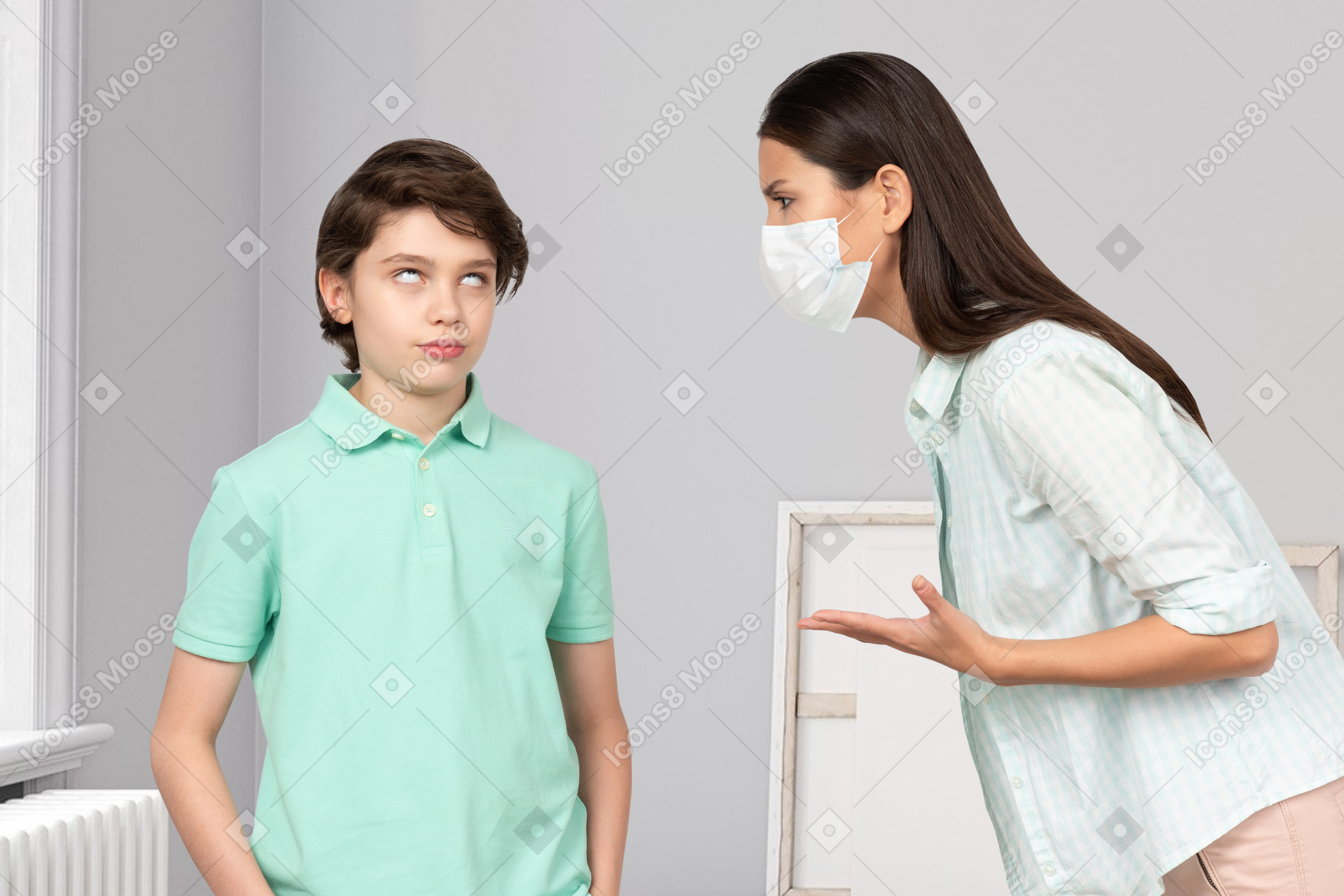 Joven enojada gritándole a su hijo por no usar una máscara