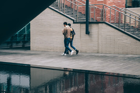 Dos hombres caminando en la ciudad